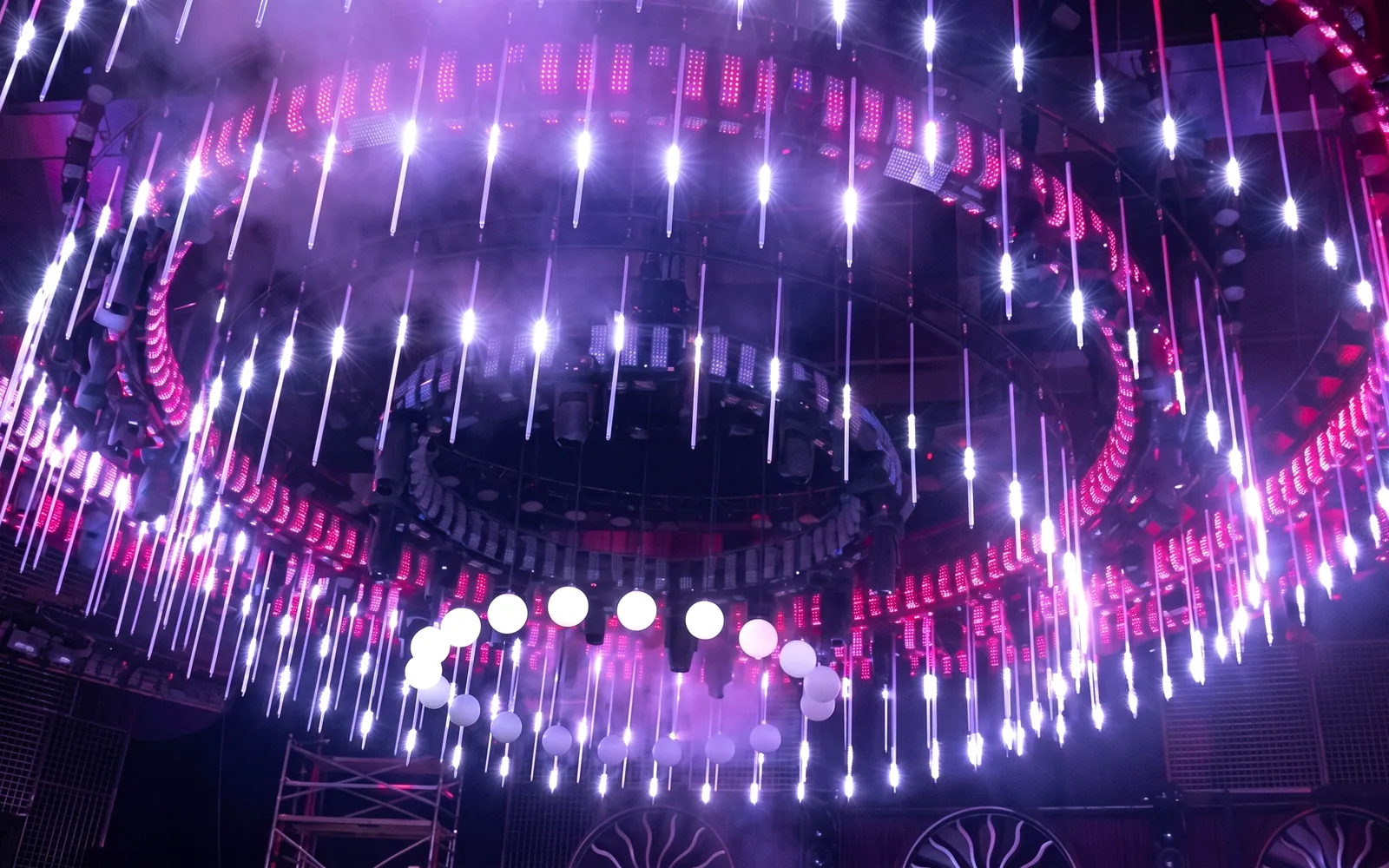 750 Meteor Tubes + 3,500 Globe Lights, US Club — view 1